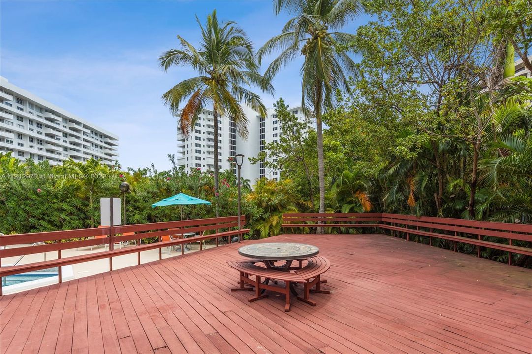 Recently Sold: $760,000 (2 beds, 2 baths, 1435 Square Feet)