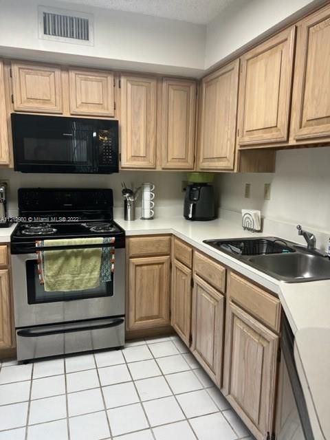 Recently Sold: $335,000 (2 beds, 2 baths, 910 Square Feet)