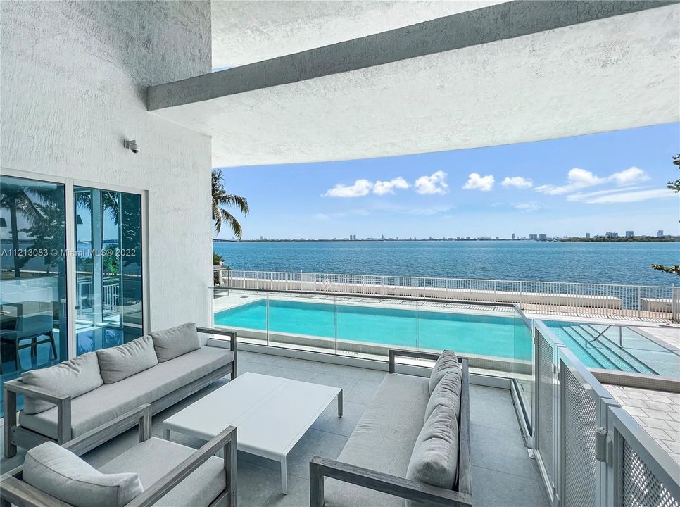 Recently Sold: $900,000 (2 beds, 2 baths, 1594 Square Feet)