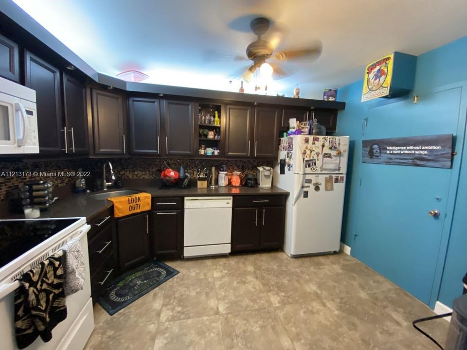 Recently Sold: $290,000 (2 beds, 2 baths, 1073 Square Feet)