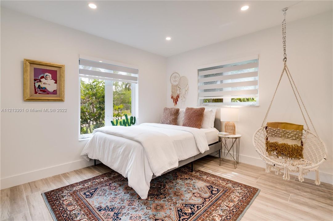 Recently Sold: $1,395,000 (3 beds, 2 baths, 1799 Square Feet)