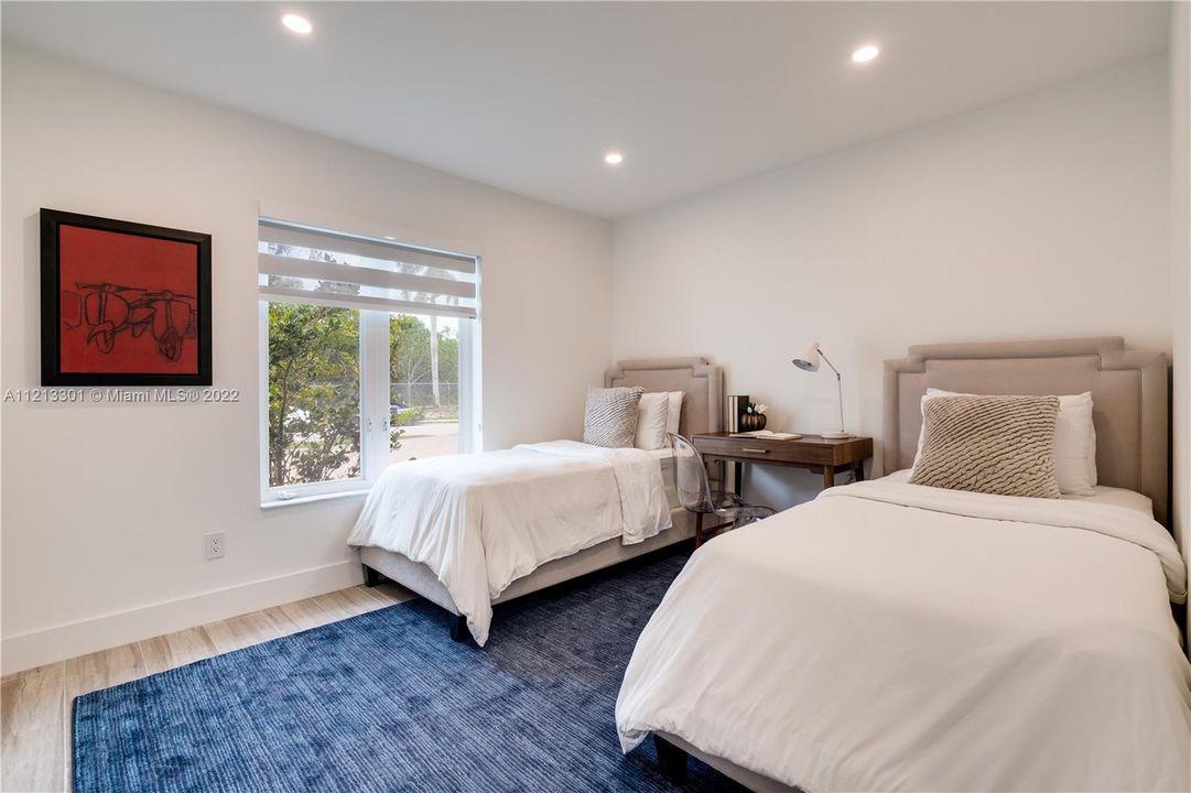 Recently Sold: $1,395,000 (3 beds, 2 baths, 1799 Square Feet)