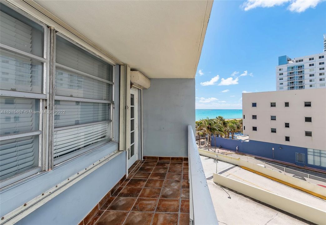 Recently Sold: $360,000 (1 beds, 2 baths, 912 Square Feet)