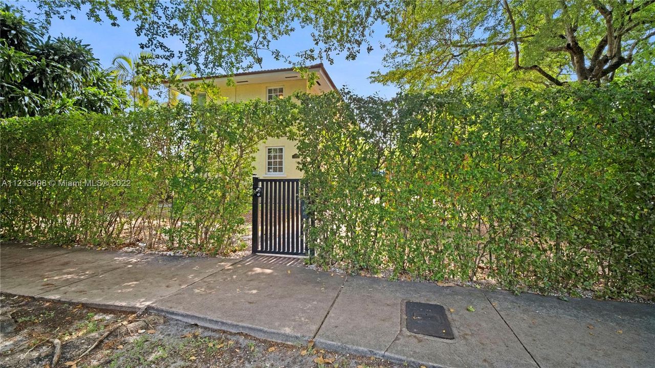 Recently Sold: $950,000 (3 beds, 2 baths, 1668 Square Feet)