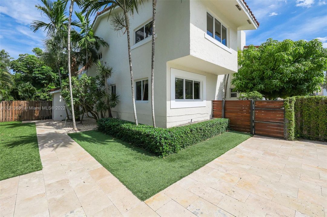 Recently Sold: $1,375,000 (3 beds, 2 baths, 2200 Square Feet)