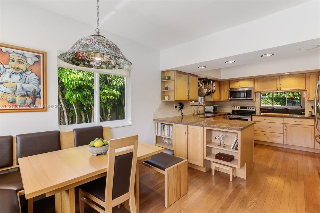 Recently Sold: $1,375,000 (3 beds, 2 baths, 2200 Square Feet)