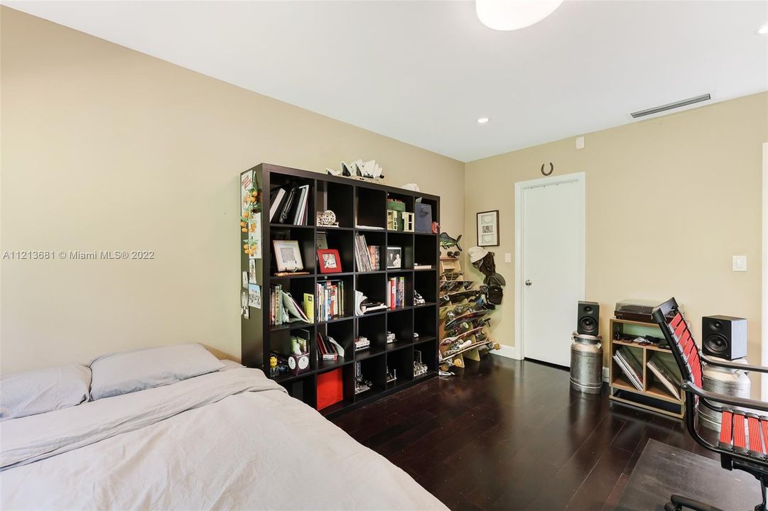 Recently Sold: $1,375,000 (3 beds, 2 baths, 2200 Square Feet)