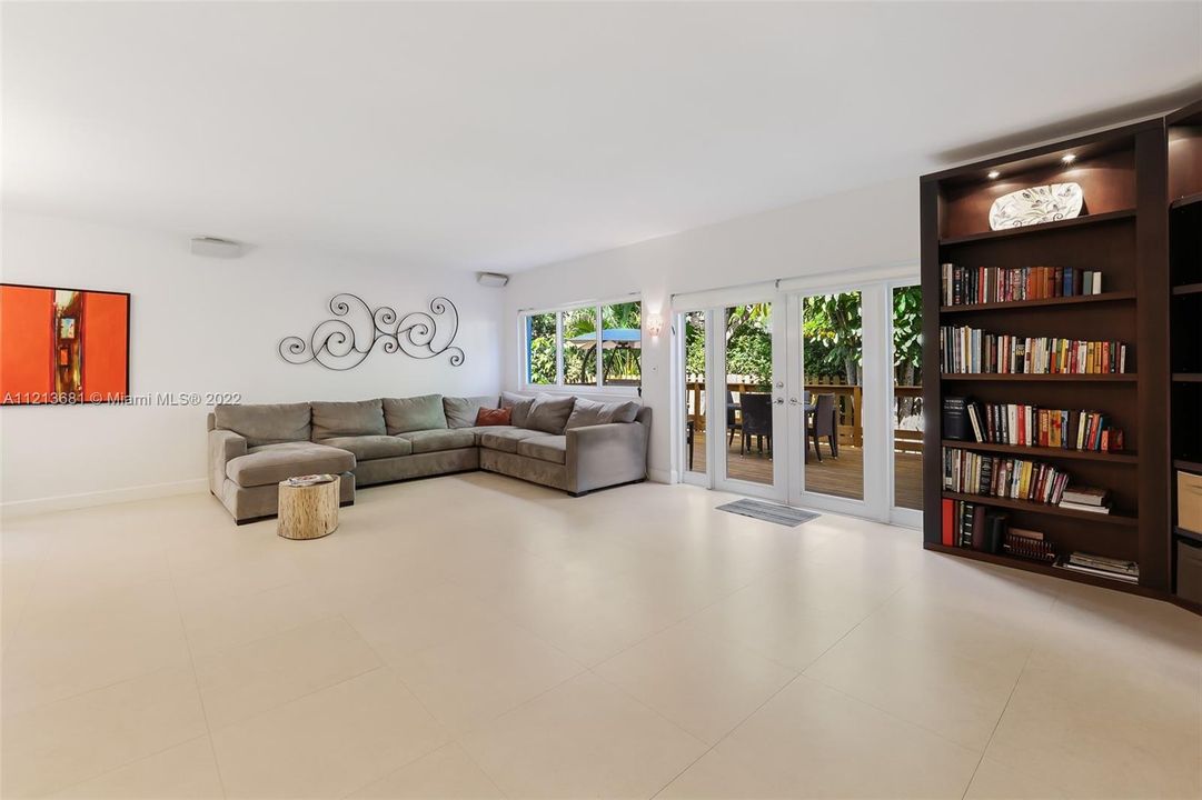 Recently Sold: $1,375,000 (3 beds, 2 baths, 2200 Square Feet)