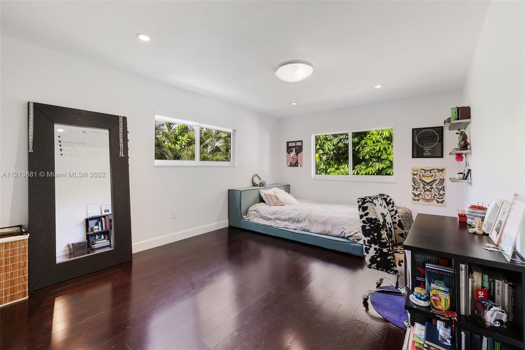 Recently Sold: $1,375,000 (3 beds, 2 baths, 2200 Square Feet)