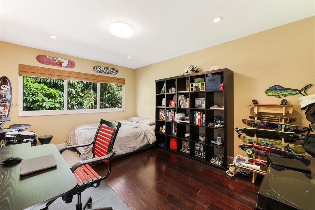 Recently Sold: $1,375,000 (3 beds, 2 baths, 2200 Square Feet)