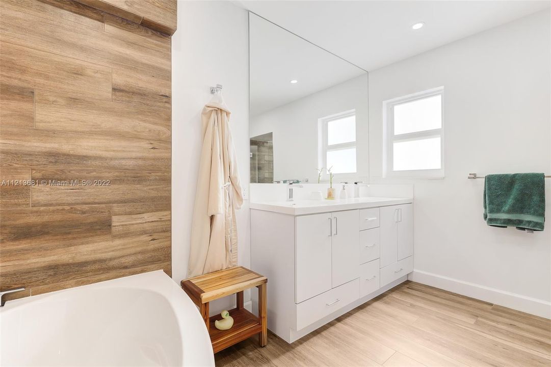 Recently Sold: $1,375,000 (3 beds, 2 baths, 2200 Square Feet)