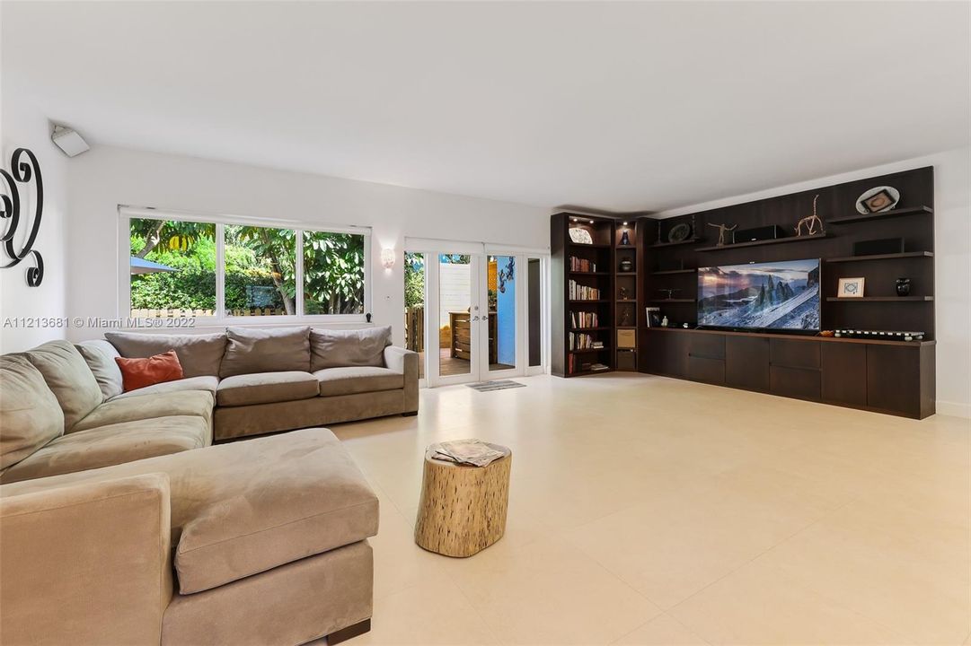 Recently Sold: $1,375,000 (3 beds, 2 baths, 2200 Square Feet)