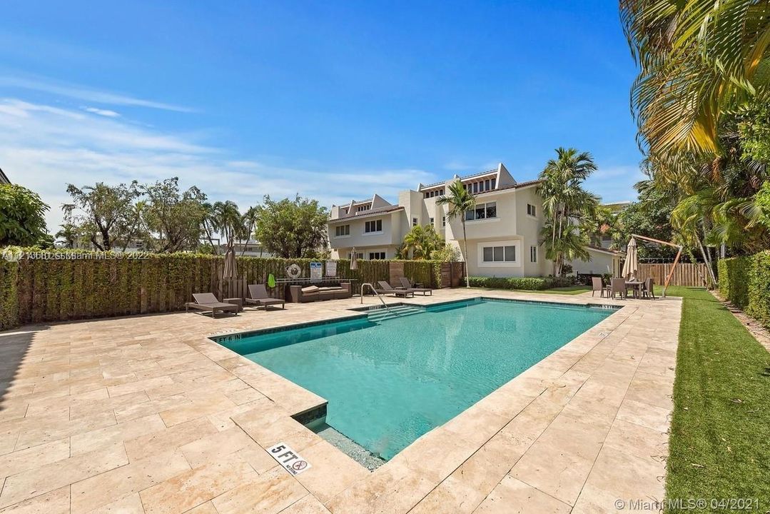 Recently Sold: $1,375,000 (3 beds, 2 baths, 2200 Square Feet)