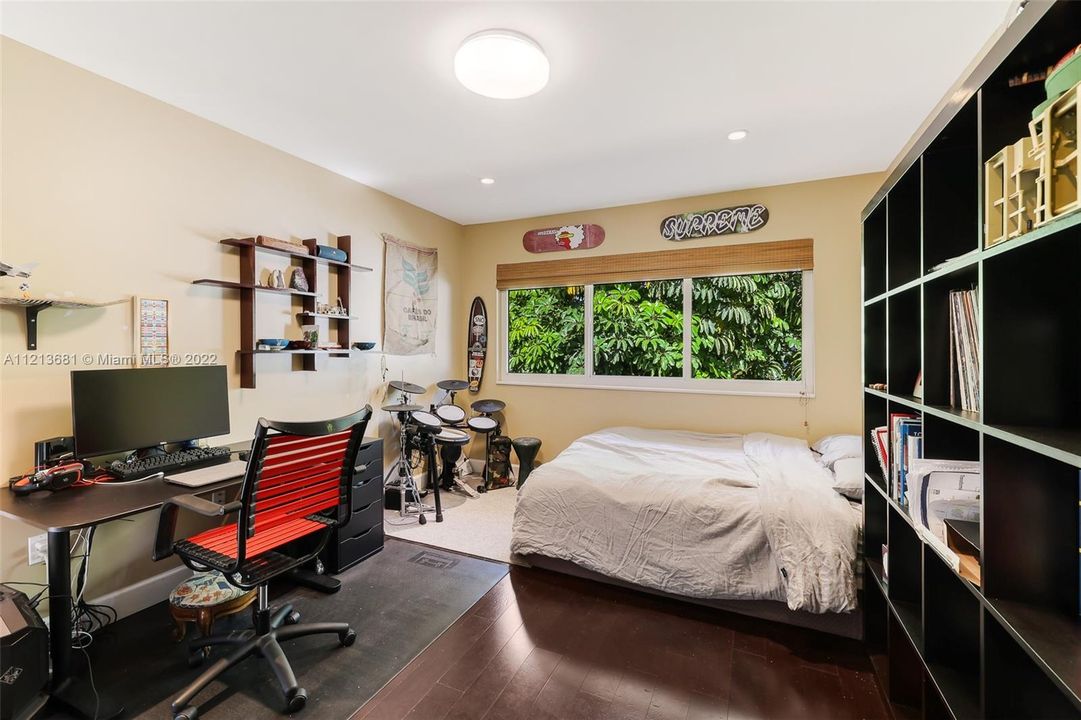 Recently Sold: $1,375,000 (3 beds, 2 baths, 2200 Square Feet)