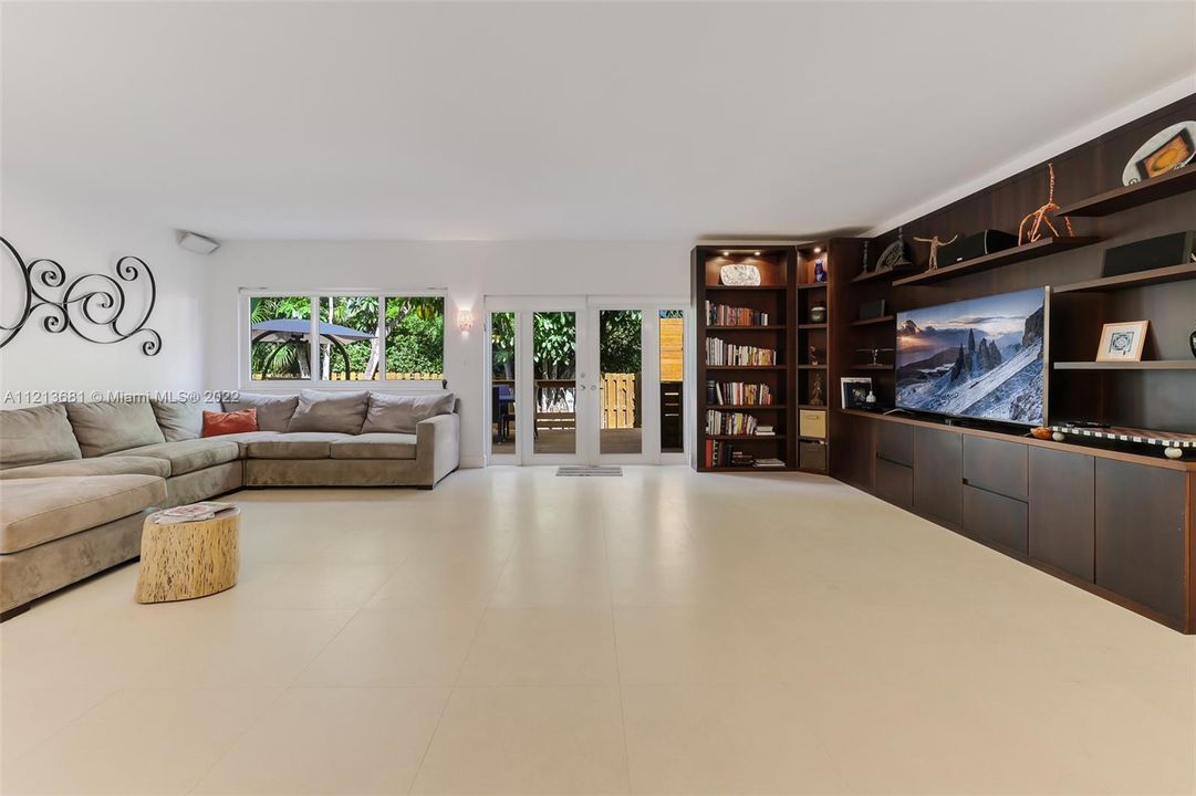 Recently Sold: $1,375,000 (3 beds, 2 baths, 2200 Square Feet)