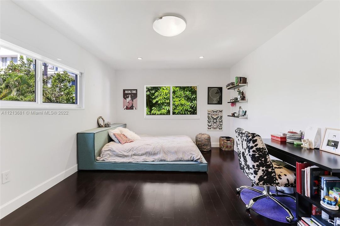 Recently Sold: $1,375,000 (3 beds, 2 baths, 2200 Square Feet)