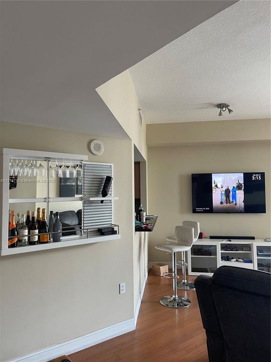 Recently Sold: $309,000 (1 beds, 1 baths, 1035 Square Feet)