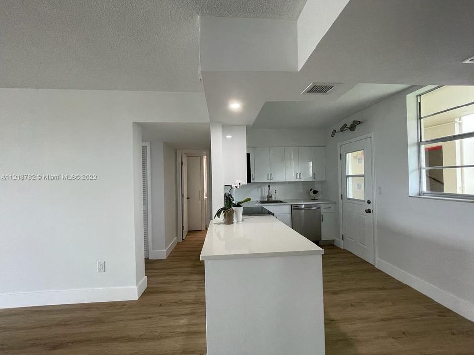 Recently Sold: $320,000 (2 beds, 2 baths, 1083 Square Feet)