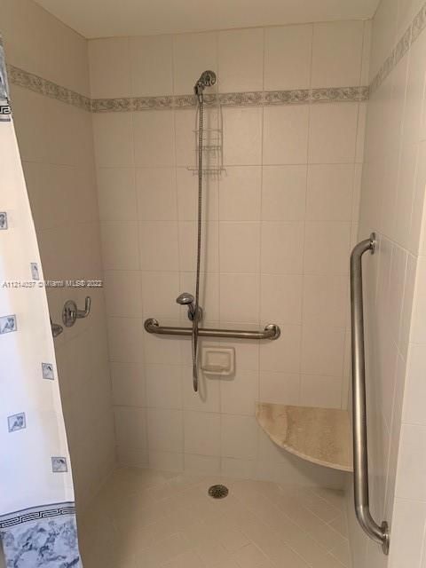 Master Bath with siting area
