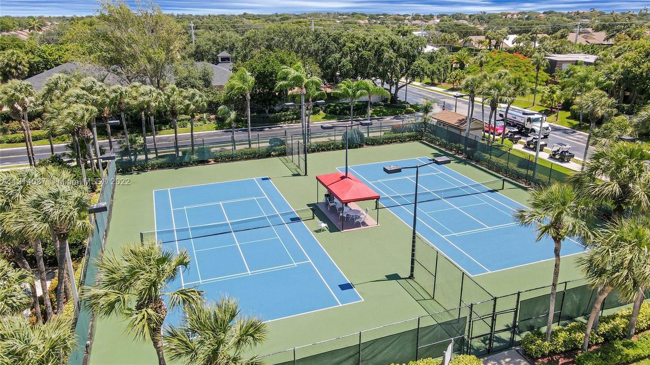 2 Tennis Courts