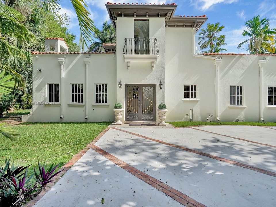 Recently Sold: $2,000,000 (5 beds, 3 baths, 4440 Square Feet)