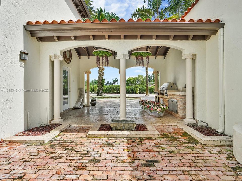 Recently Sold: $2,000,000 (5 beds, 3 baths, 4440 Square Feet)
