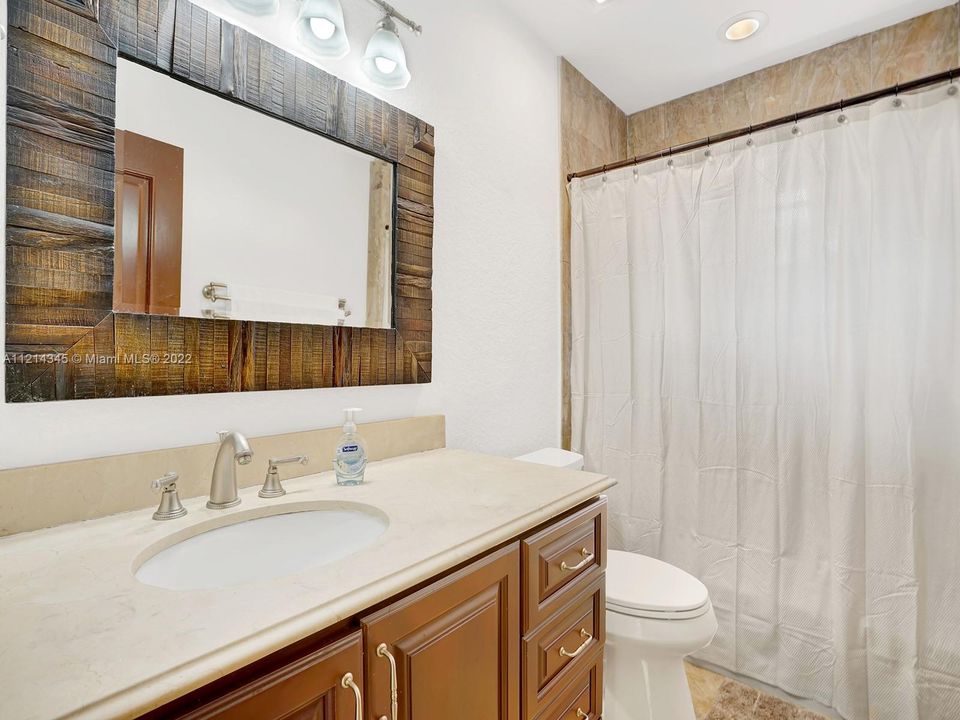 Недавно продано: $2,000,000 (5 спален, 3 ванн, 4440 Квадратных фут)