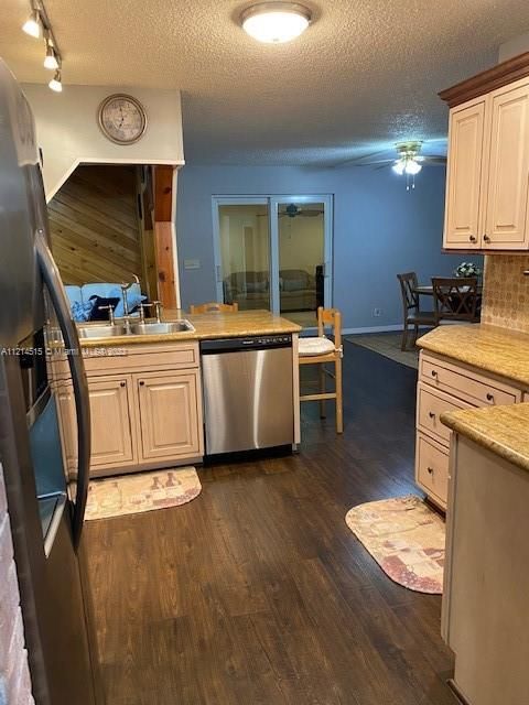 Recently Sold: $469,000 (3 beds, 2 baths, 2094 Square Feet)