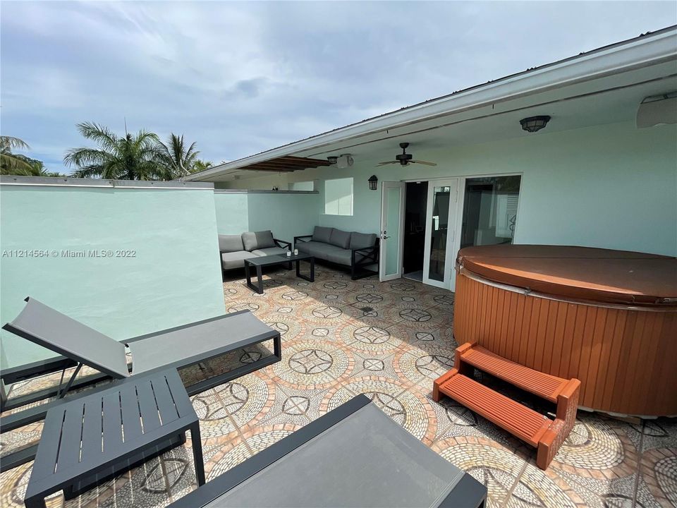 Recently Sold: $1,295,000 (3 beds, 3 baths, 2658 Square Feet)