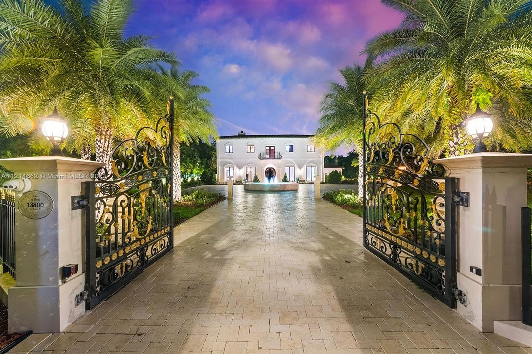 Active With Contract: $4,850,000 (6 beds, 7 baths, 6549 Square Feet)