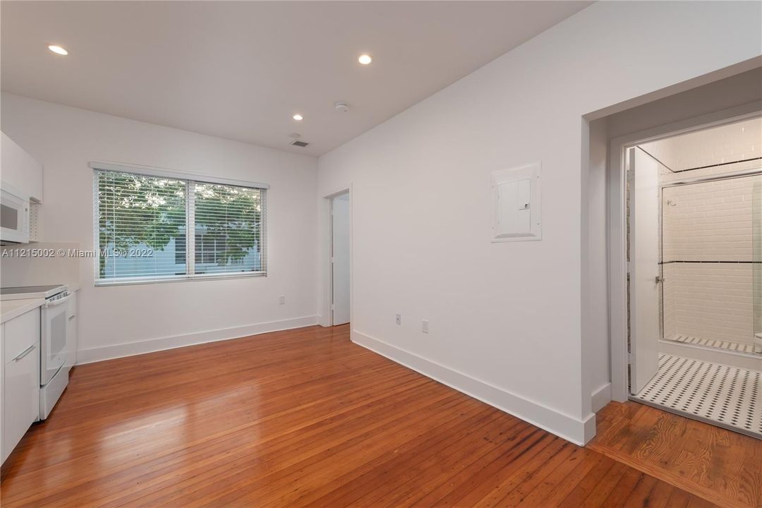 Recently Rented: $2,300 (1 beds, 1 baths, 375 Square Feet)