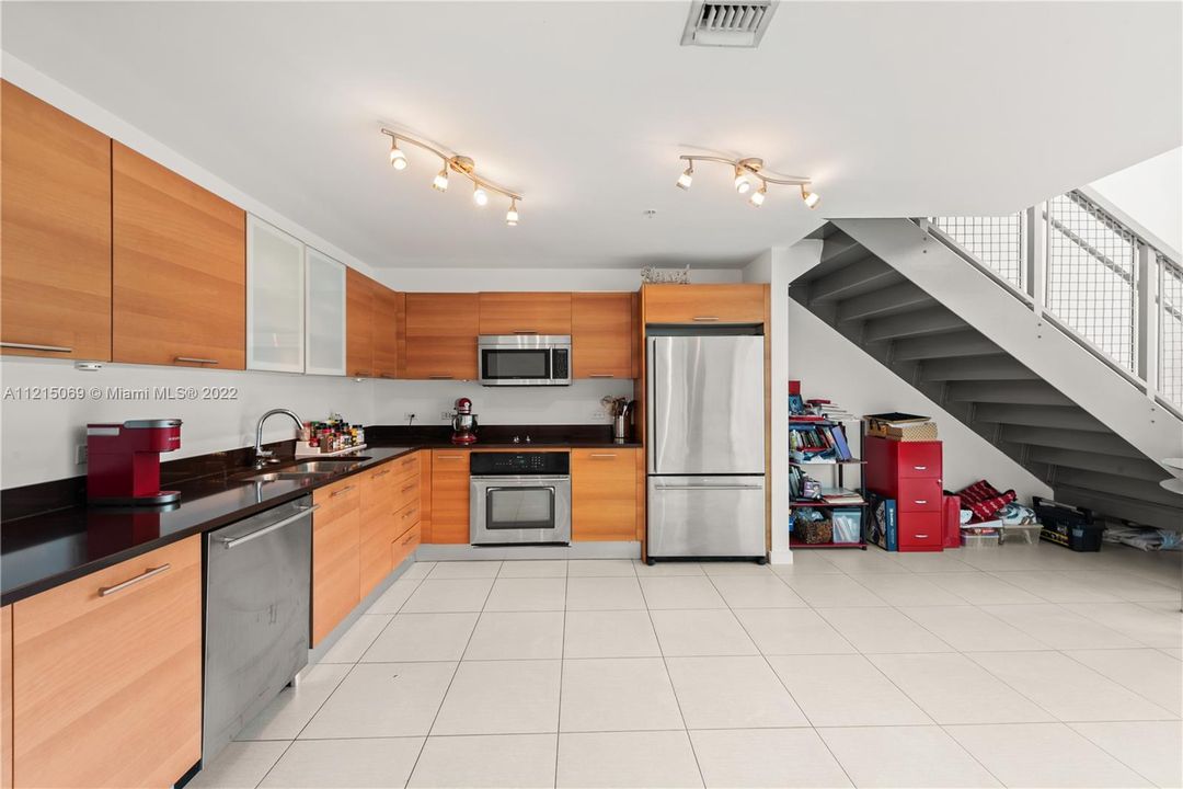 Recently Sold: $650,000 (1 beds, 2 baths, 1373 Square Feet)