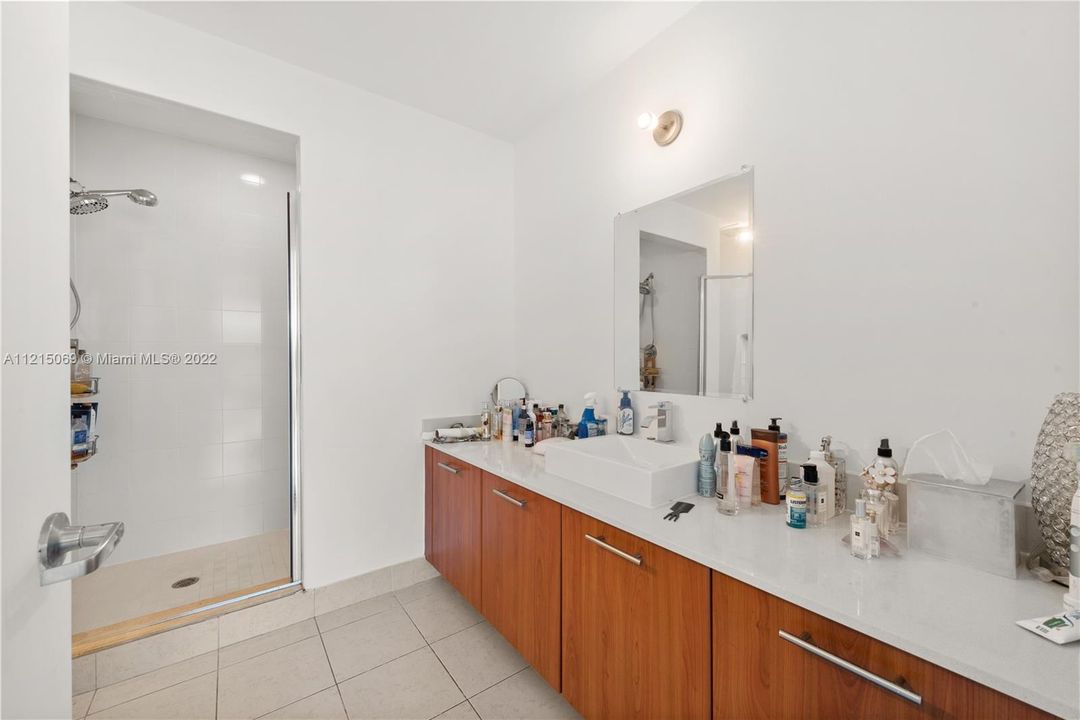 Recently Sold: $650,000 (1 beds, 2 baths, 1373 Square Feet)