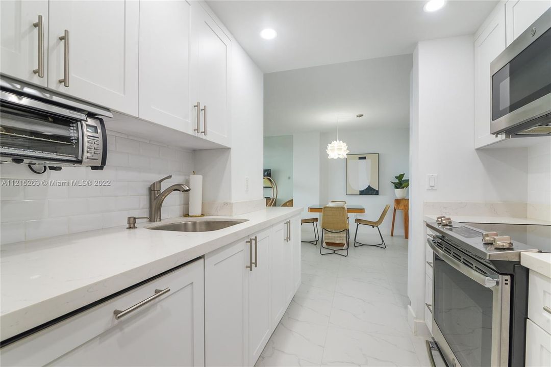 Recently Sold: $990,000 (2 beds, 2 baths, 1056 Square Feet)