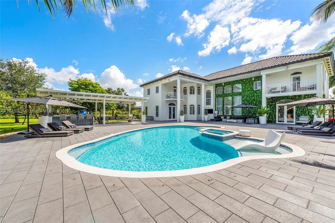 Recently Sold: $4,450,000 (5 beds, 5 baths, 5248 Square Feet)