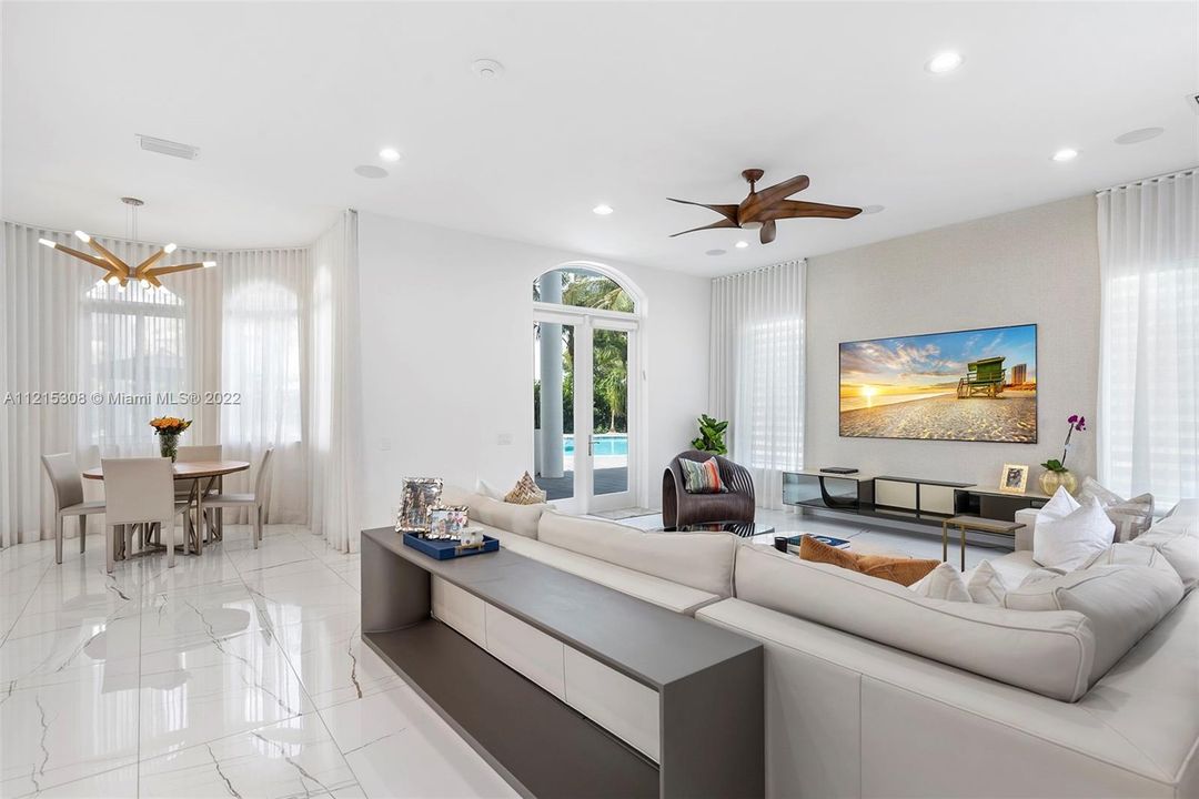 Recently Sold: $4,450,000 (5 beds, 5 baths, 5248 Square Feet)
