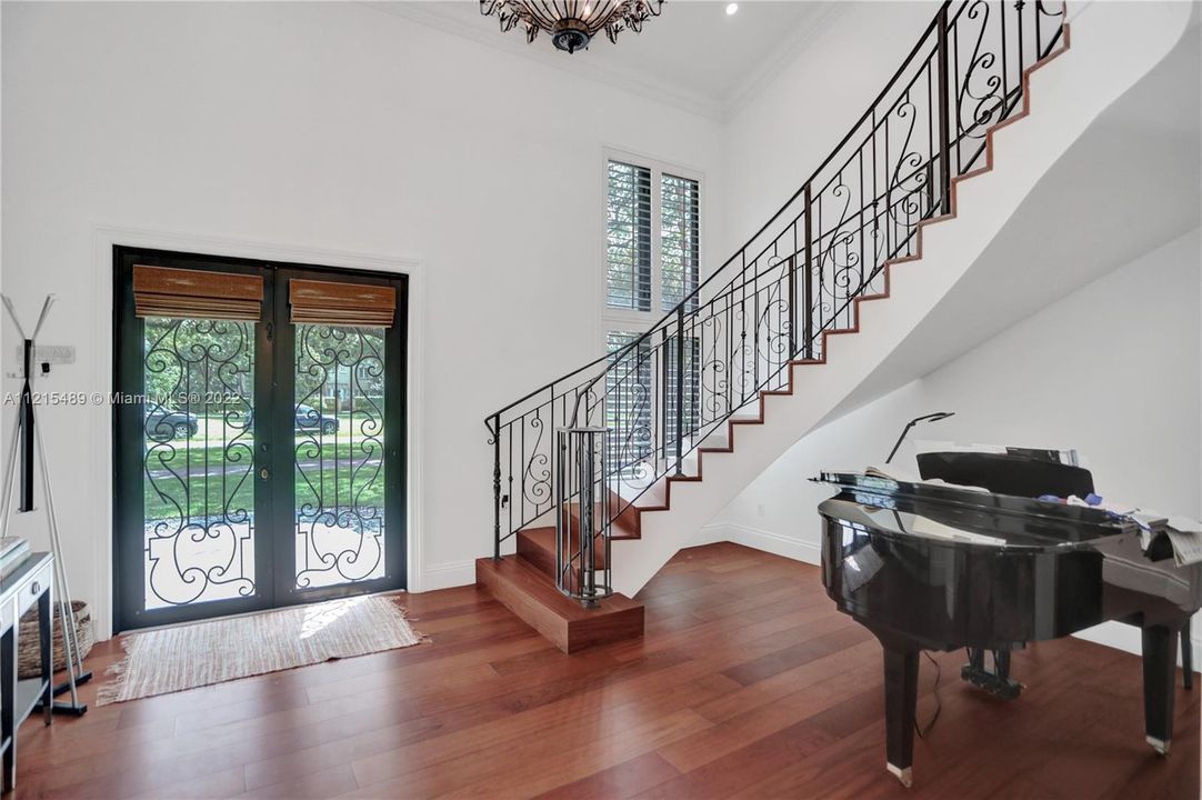 Recently Sold: $3,700,000 (6 beds, 3 baths, 4368 Square Feet)