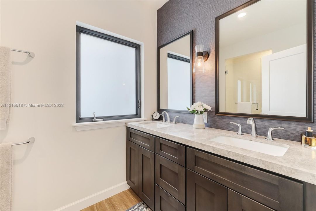 Recently Sold: $1,093,000 (2 beds, 1 baths, 1597 Square Feet)