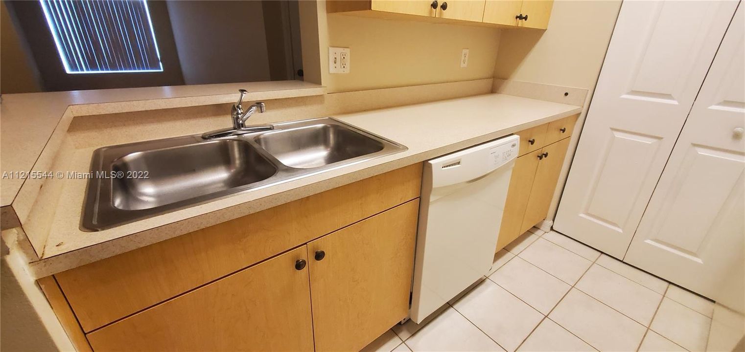 最近租的: $1,800 (2 贝兹, 2 浴室, 1051 平方英尺)