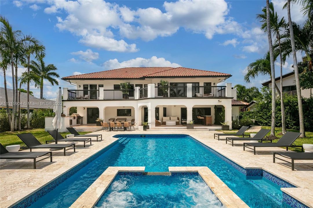 Recently Sold: $3,950,000 (5 beds, 4 baths, 3572 Square Feet)
