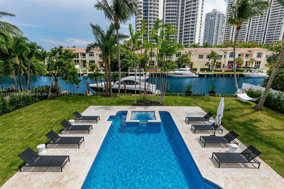 Recently Sold: $3,950,000 (5 beds, 4 baths, 3572 Square Feet)