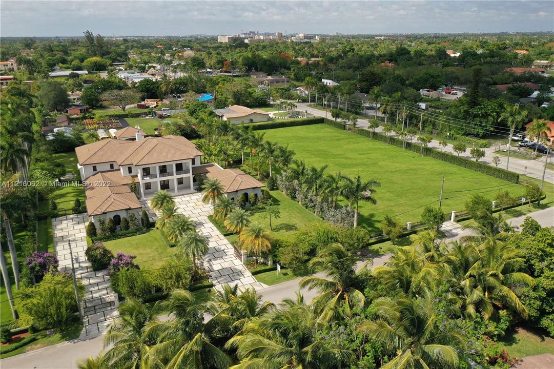 Recently Sold: $7,000,000 (8 beds, 8 baths, 8628 Square Feet)