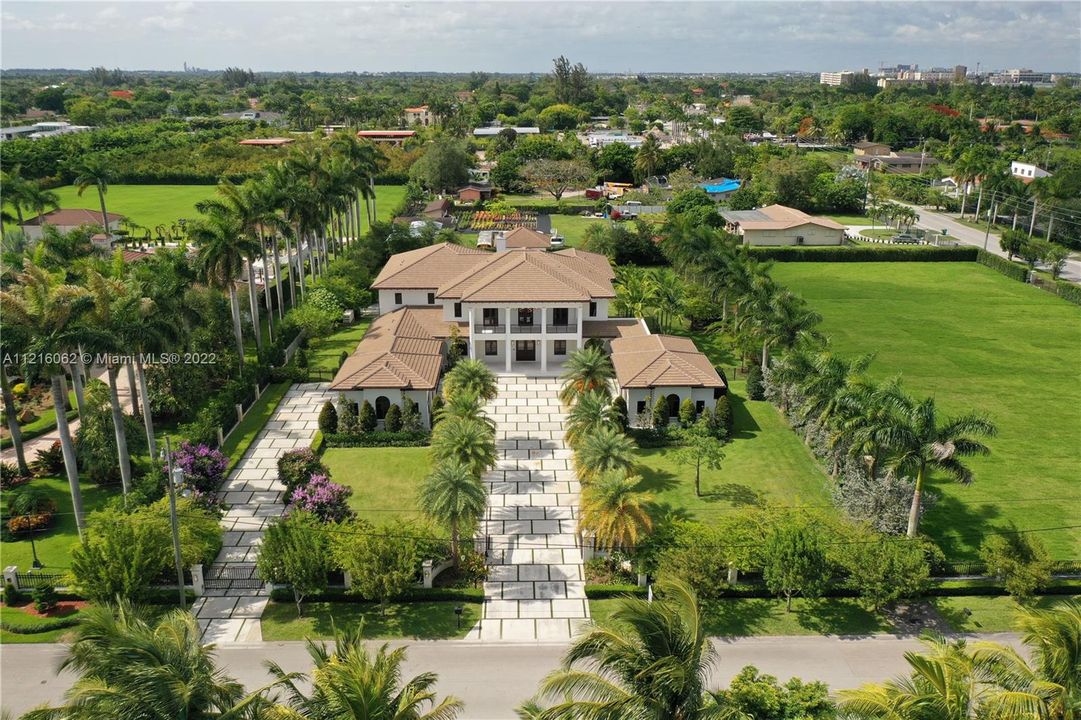 Recently Sold: $7,000,000 (8 beds, 8 baths, 8628 Square Feet)