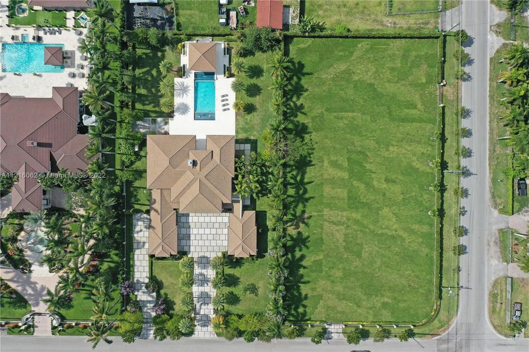 Recently Sold: $7,000,000 (8 beds, 8 baths, 8628 Square Feet)