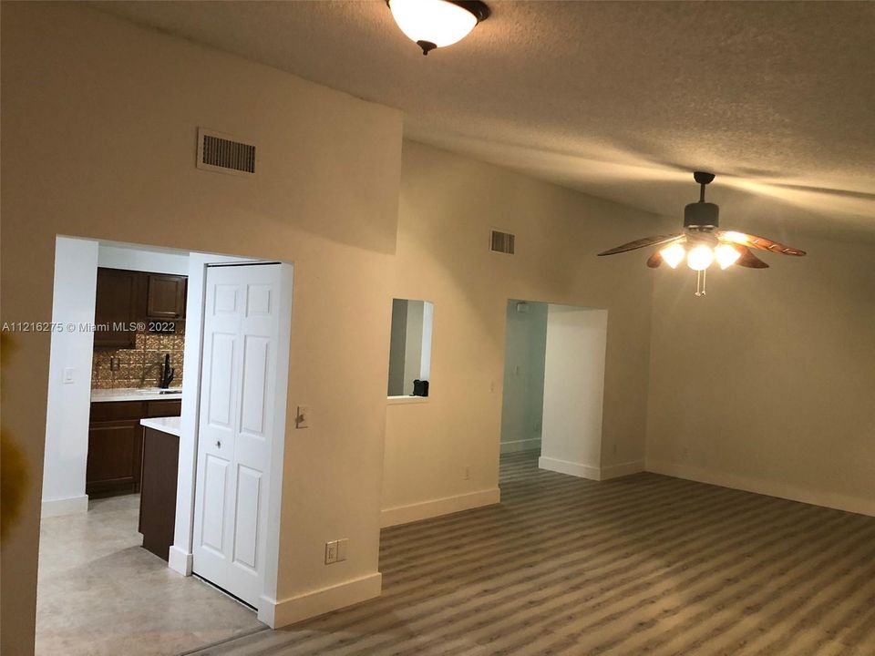 Recently Sold: $360,000 (3 beds, 2 baths, 1385 Square Feet)