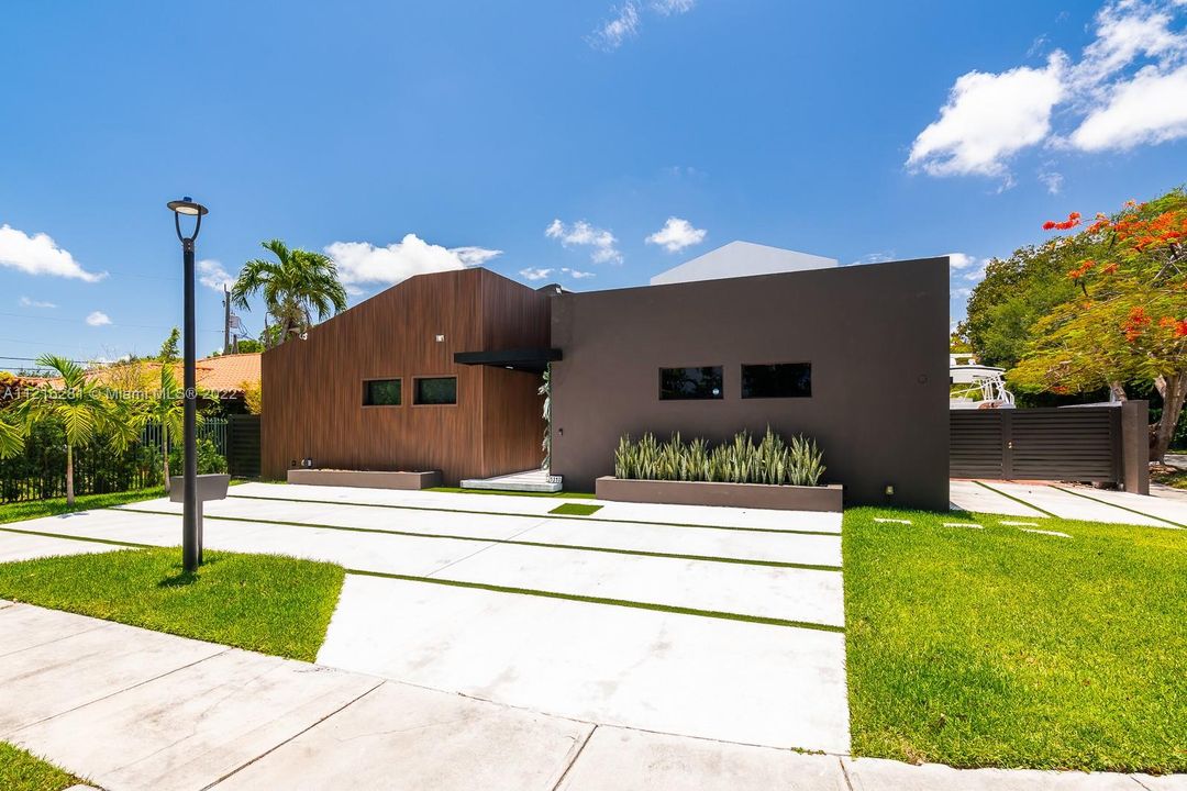 Recently Sold: $2,999,000 (5 beds, 3 baths, 2940 Square Feet)