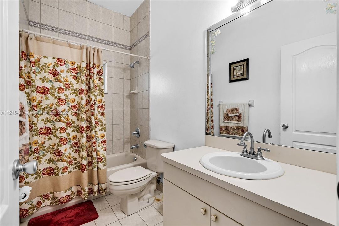 最近售出: $725,000 (4 贝兹, 3 浴室, 2134 平方英尺)