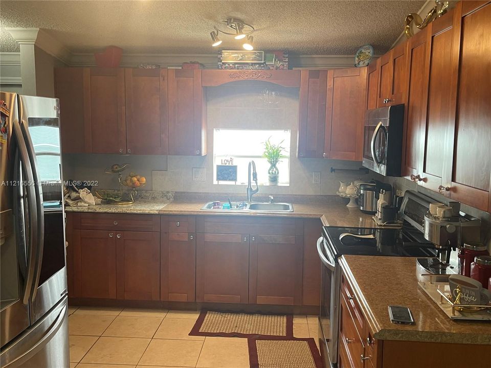 Recently Sold: $220,000 (3 beds, 2 baths, 1170 Square Feet)