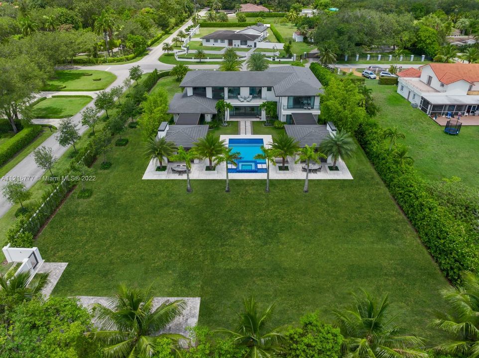Recently Sold: $5,500,000 (6 beds, 7 baths, 6649 Square Feet)