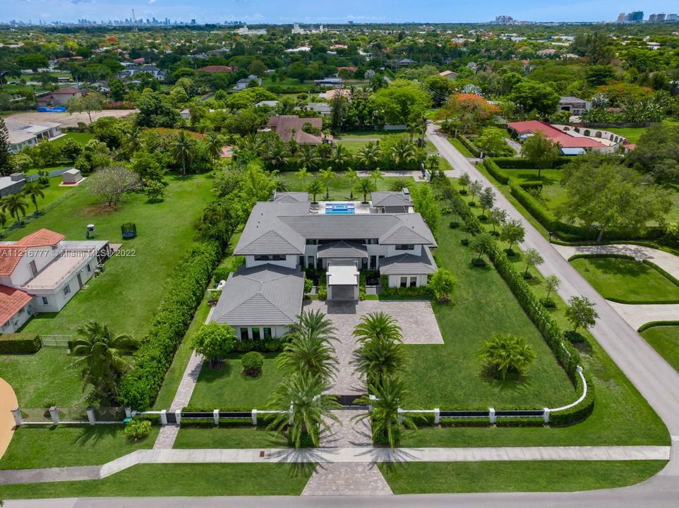Recently Sold: $5,500,000 (6 beds, 7 baths, 6649 Square Feet)
